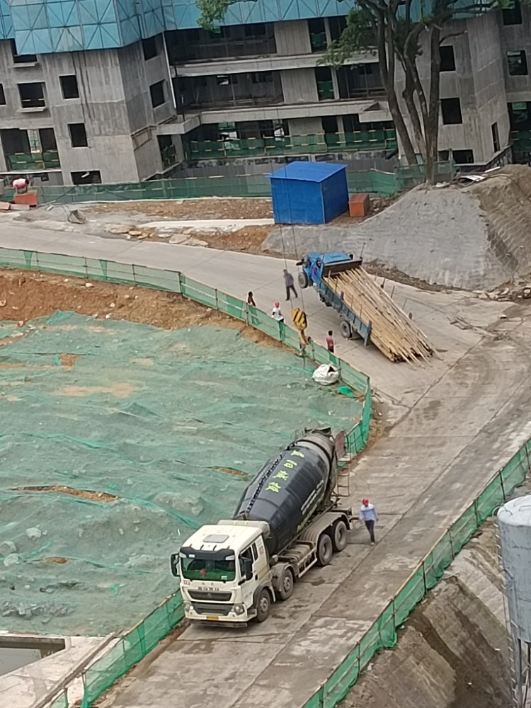 今天工地上拉架管的车子。