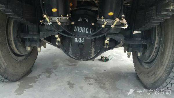 请问下卡车兄弟153后桥怎么能实别?