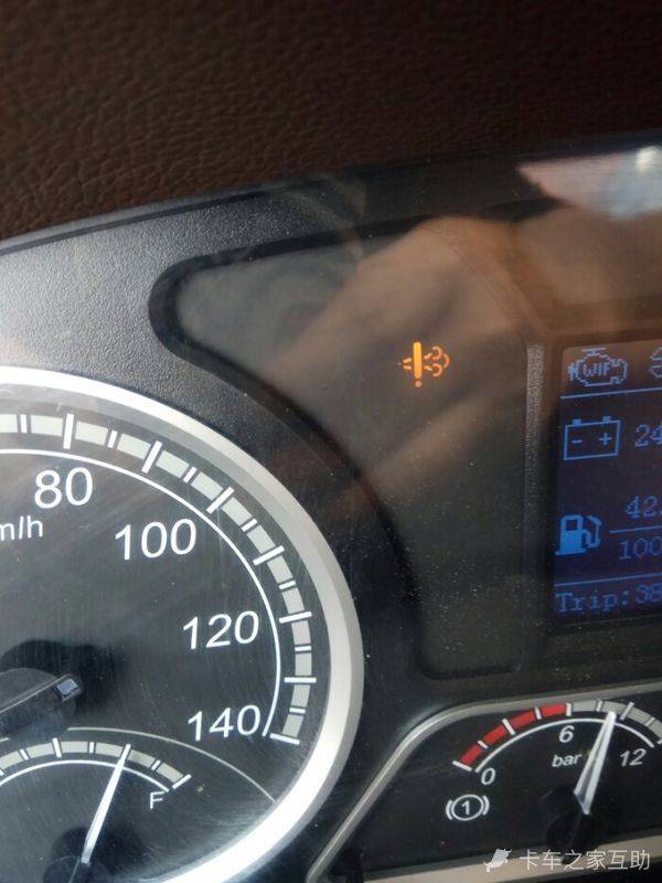 本人乘龙h7潍柴500马力,尿素没怎么消耗,尿素灯一直没亮,也不会少.