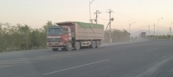 在新疆拉沙石的百吨王是合法超载的吗?路上全是这种车?没人管,不明白想请教一下!